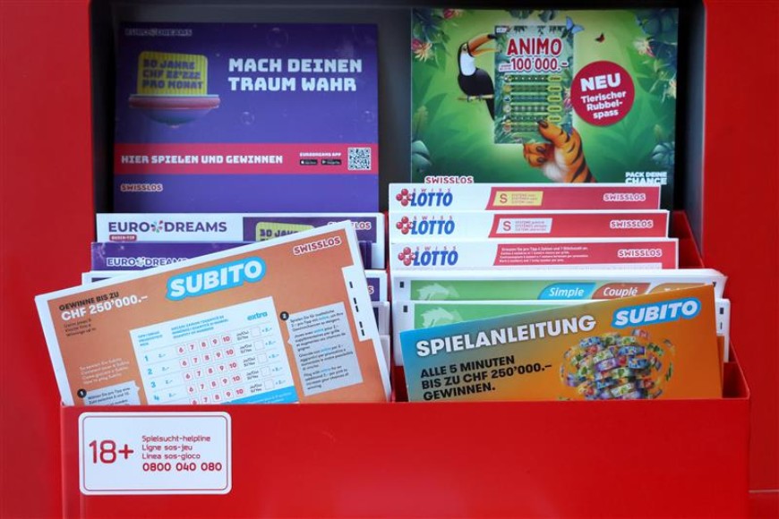 Nahaufnahme eines Subito Spielscheine im Spielscheinständer. Gros plan sur un bulletin Subito dans un présentoir. Primo piano di una schedina Subito nell'espositore schedine.